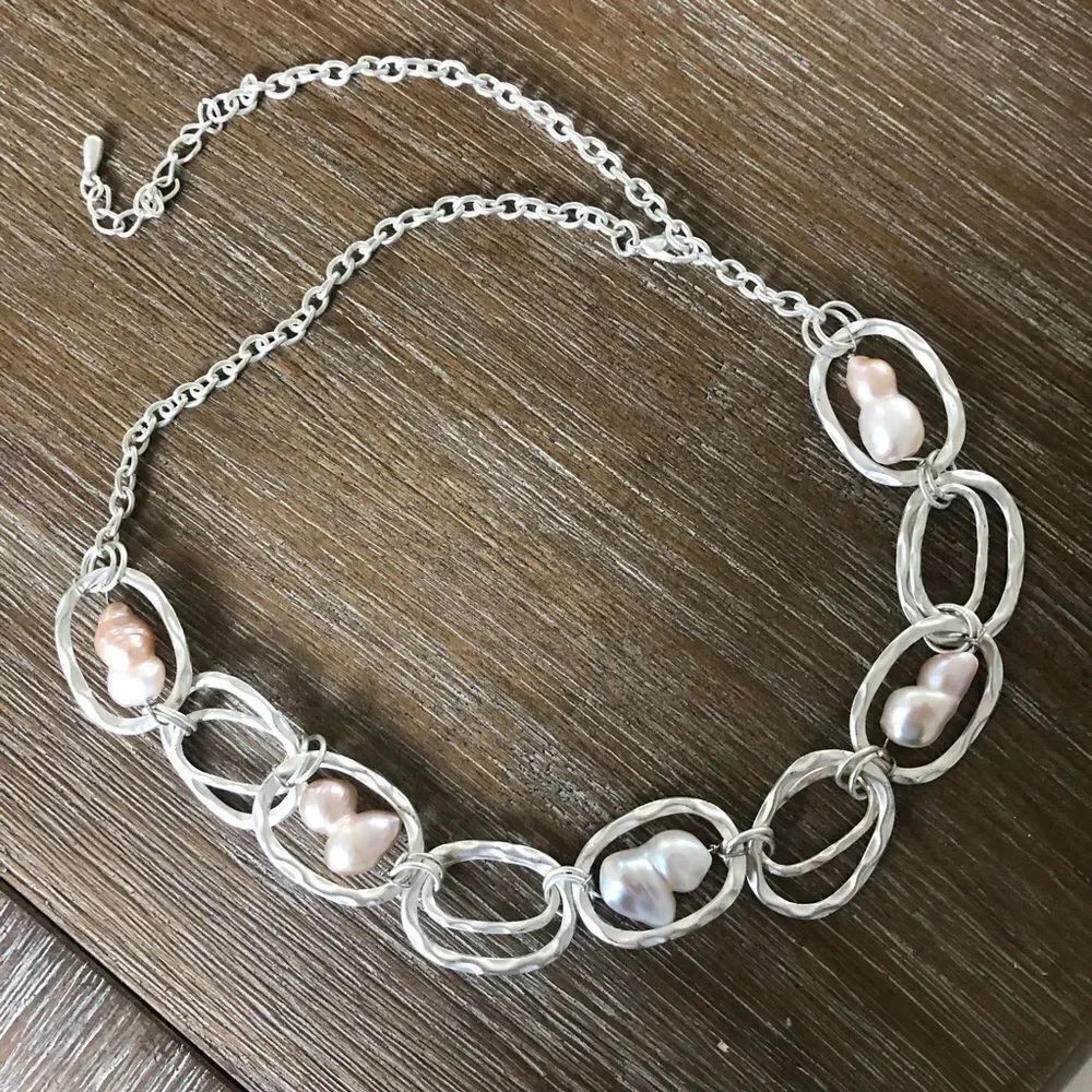 Silver and pearls necklace.